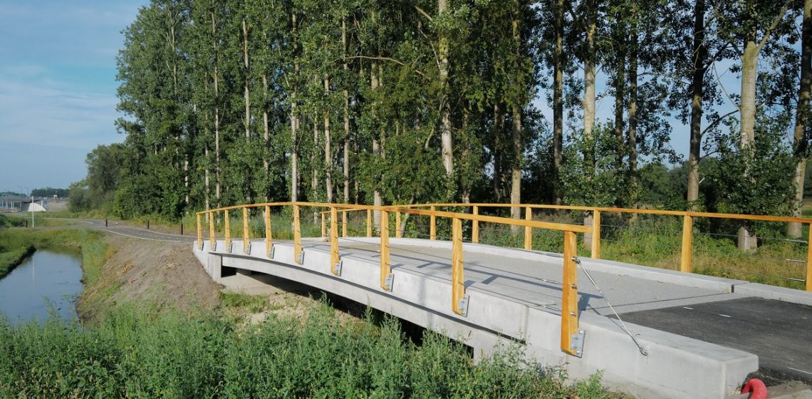 Fietsbrug van cementloos beton